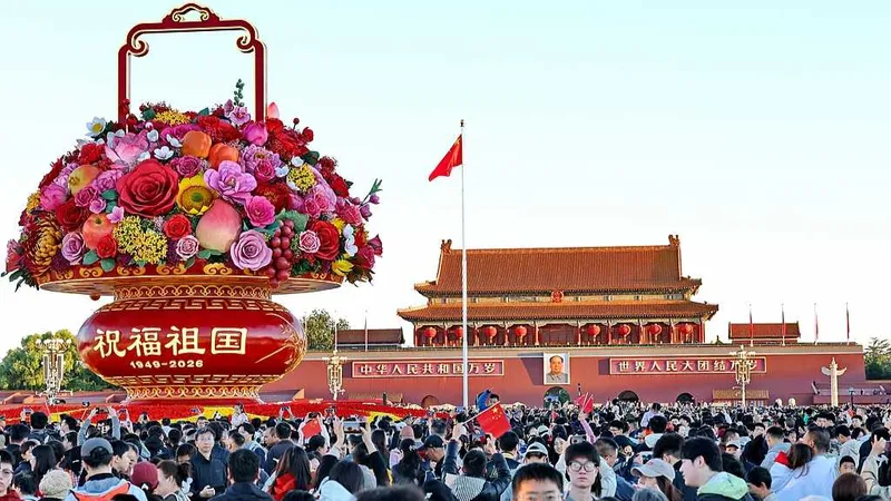 La plaza de Tian'anmen acoge una solemne ceremonia de izado de la bandera con motivo del Día Nacional de China