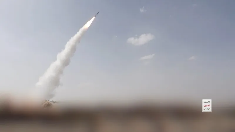 VIDEO DEL ATAQUE de los hutíes con misiles balísticos y drones contra concentraciones sauditas