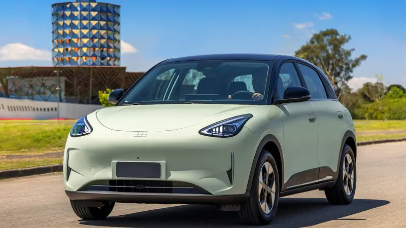 China da la ‘estocada final’ a los motores de gasolina puros: sus 10 coches más vendidos son eléctricos