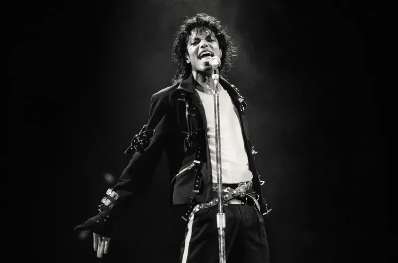 Michael Jackson lidera el Billboard Artist 100 por primera vez, gracias a continuo éxito de biopic ‘Michael’