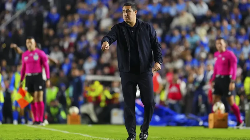 Efraín Juárez le atiza a Cruz Azul por sus quejas contra el arbitraje