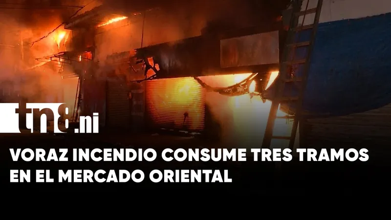 Fuerte incendio consume tres tramos en el Mercado Oriental