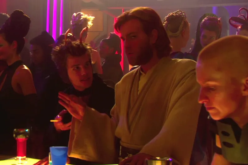 Existe un guiño a Matrix en Star Wars: El Ataque de los Clones tan sutil que es casi imperceptible: ¿recuerdas a la mujer de rojo?