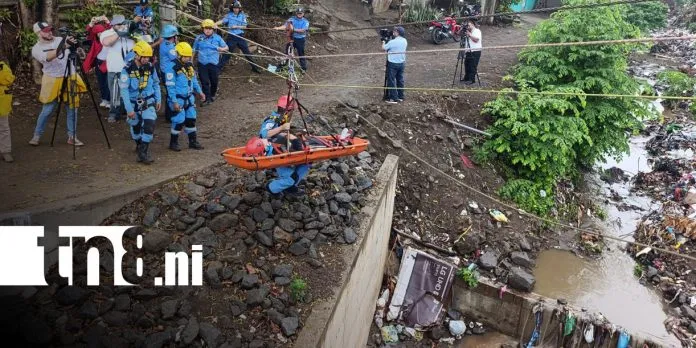 Bomberos Unidos realizan demostración de sistema de tirolina para rescate acuático