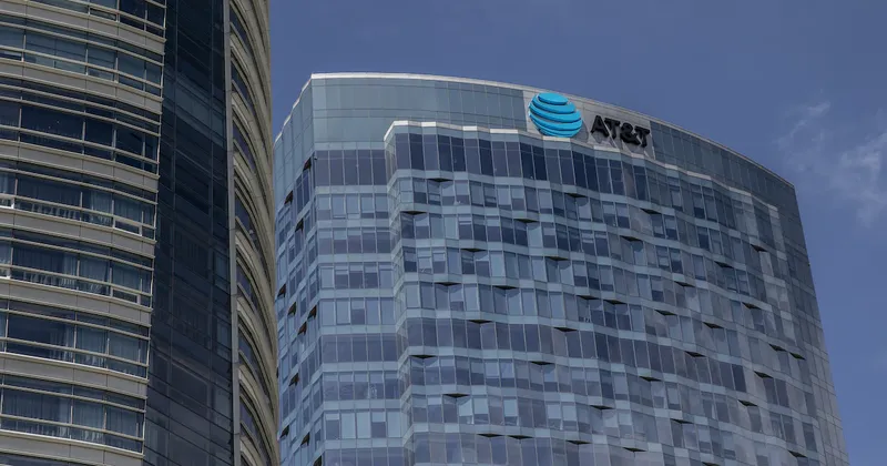 Televisa y firma de David Martínez comprarán AT&T México por US$2.000 millones