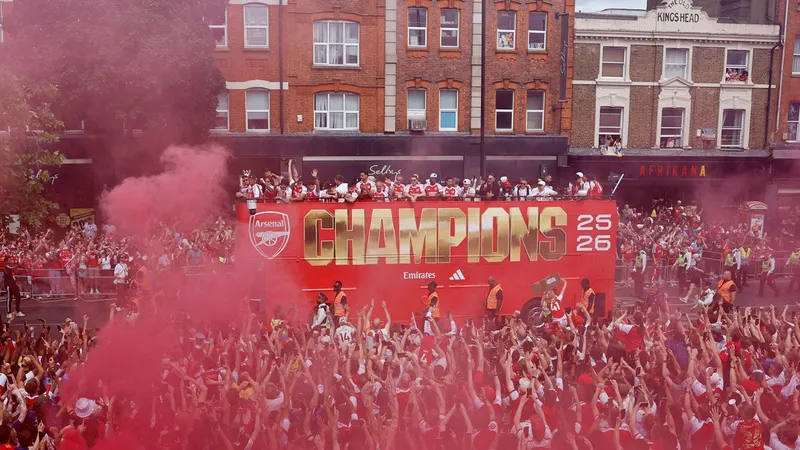 Arsenal le dio vuelta a la página y festejó la Premier League con su afición