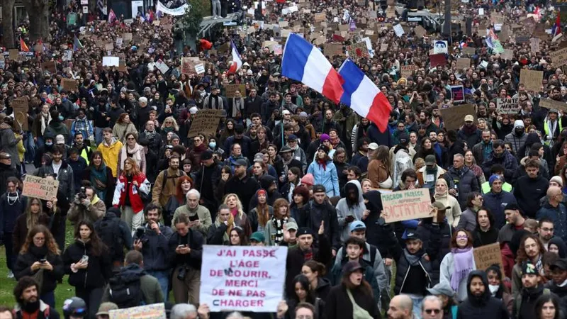 Policía de Francia detiene a más de 1300 personas en protestas del sábado