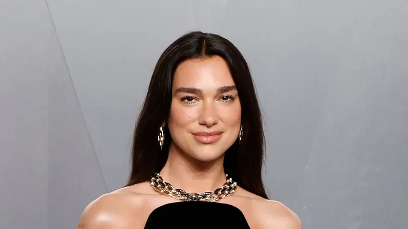 Dua Lipa apuesta por la libertad de leer: inaugura una biblioteca con libros censurados y prohibidos en Portugal