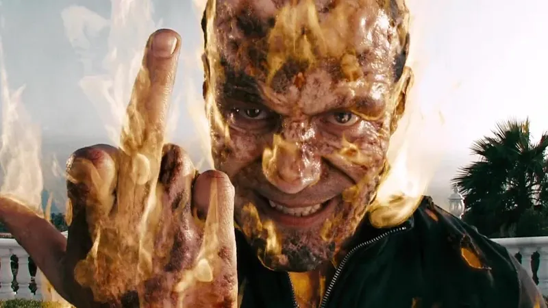 Está en Netflix, sólo dura hora y media, y es la clase de película de acción que Jason Statham ya no se atreve a hacer