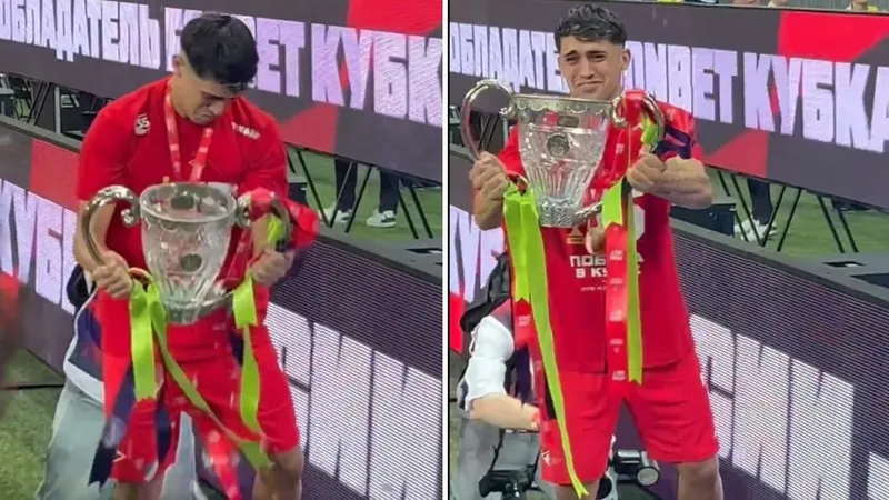 VIDEO: Momento de torpeza épica de un futbolista al recibir el trofeo