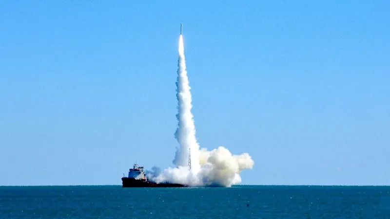 China lanza con éxito satélite comercial desde el mar