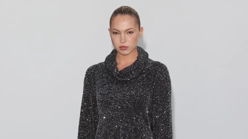 Lila Moss rescató el minivestido con efecto metalizado (al estilo dosmilero de Kate Moss) en 'London Fashion Week'