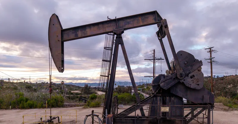 El petróleo cae mientras aumenta el tráfico en Ormuz y avanzan diálogos entre EE.UU. e Irán