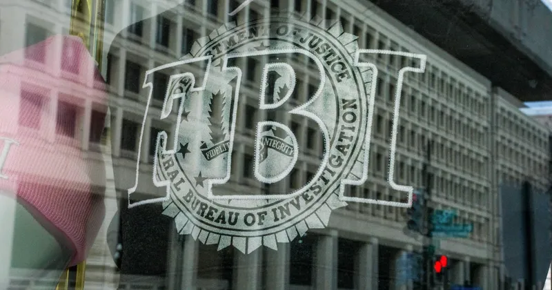 Agente del FBI se habría entregado tras un presunto robo de criptomonedas por US$1 millón