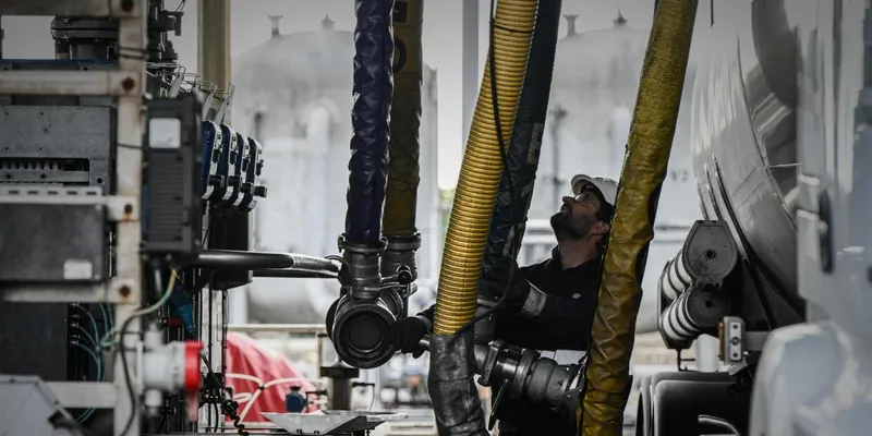 Repunte de petróleo por guerra en Irán disparó precios al productor 2.56% anual