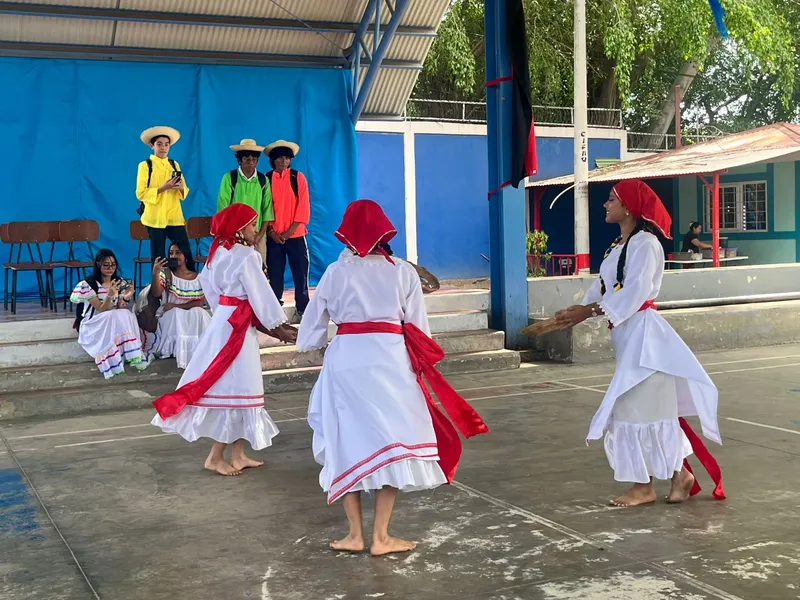 Estudiantes llevan el huipil al teatro