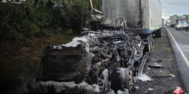 Incendio consume cabezal que jalaba un contenedor cargado con harina de coco en carretera Malpasillo-León