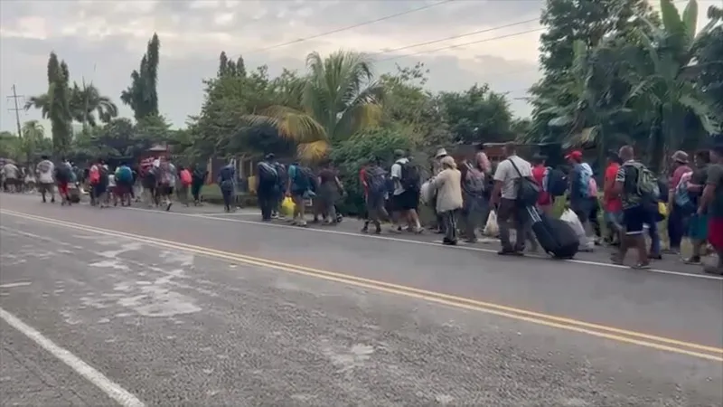 La “Caravana sin Fronteras” ingresa por el sur de México