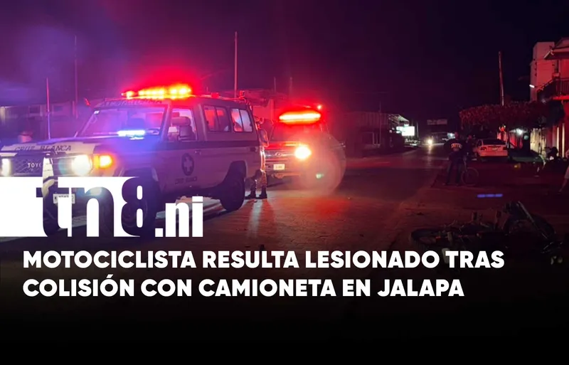 Motociclista invade carril y colisiona con camioneta en Jalapa