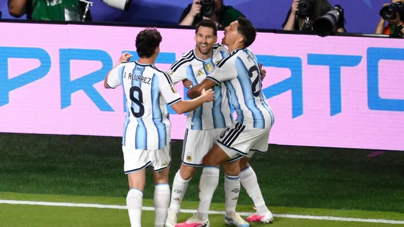 Messi ilumina a Argentina y hace historia