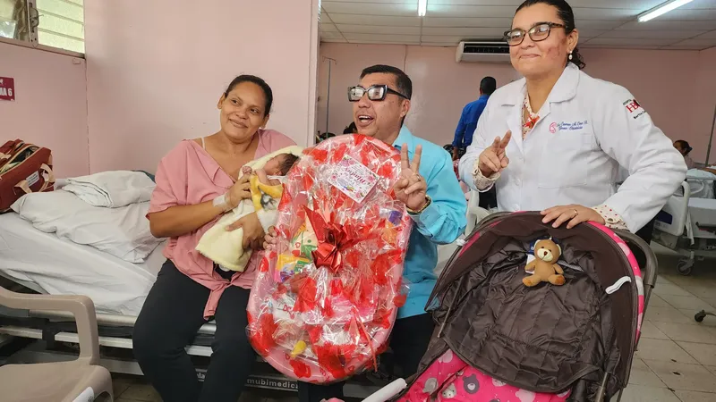 Madres que dieron a luz el 30 de mayo reciben homenaje y obsequios en hospitales de Managua