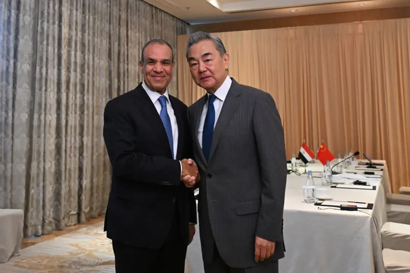 China y Egipto aportan contribuciones fundamentales a paz y desarrollo mundiales, dice canciller chino