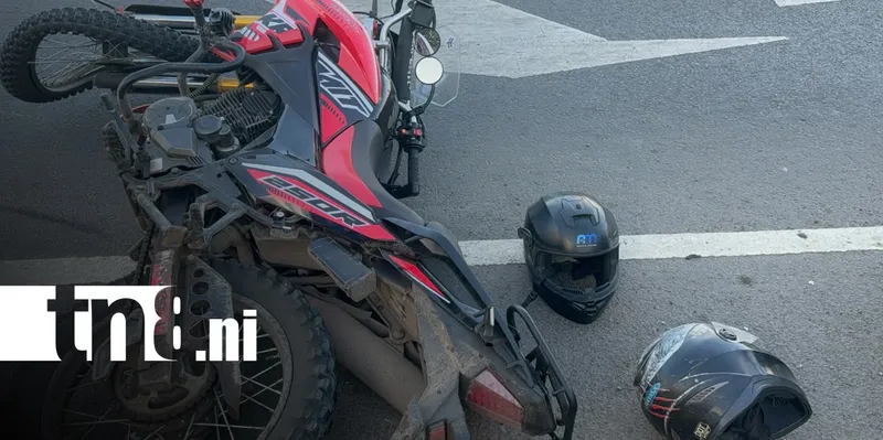 Fuerte colisión deja a motociclista lesionado cerca del mercado Mayales, en Juigalpa