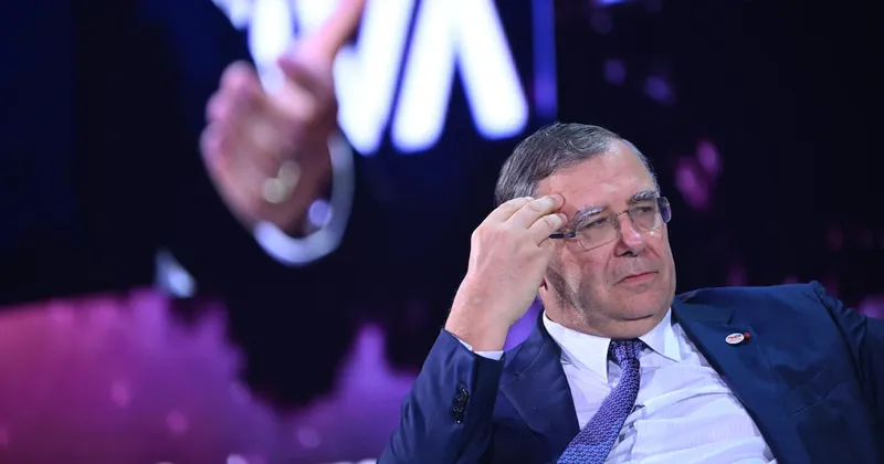 Los CEO petroleros ven un mercado dividido: crudo a la baja y combustibles al alza