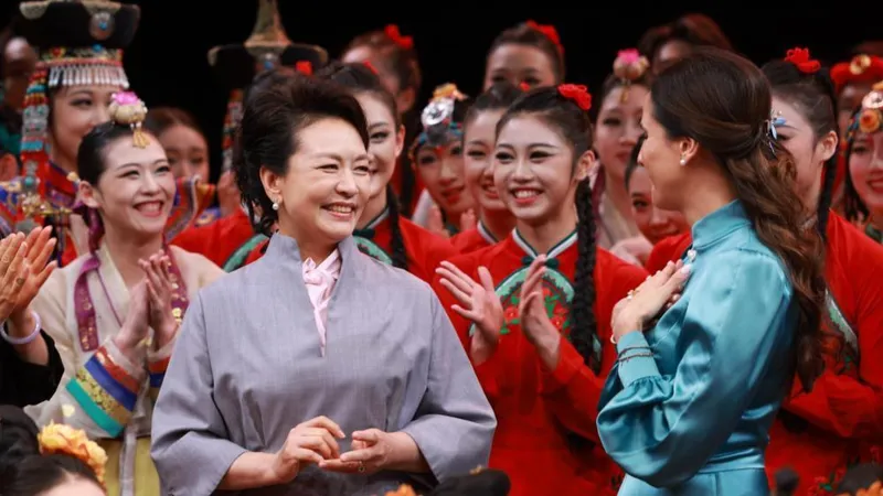 Peng Liyuan y Tamara Vucic visitan la Academia de Danza de Beijing