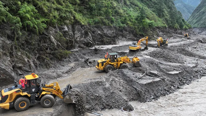 Xi Jinping preside reunión del liderazgo del PCCh sobre esfuerzos de rescate por avalancha de lodo en distrito de Gyirong
