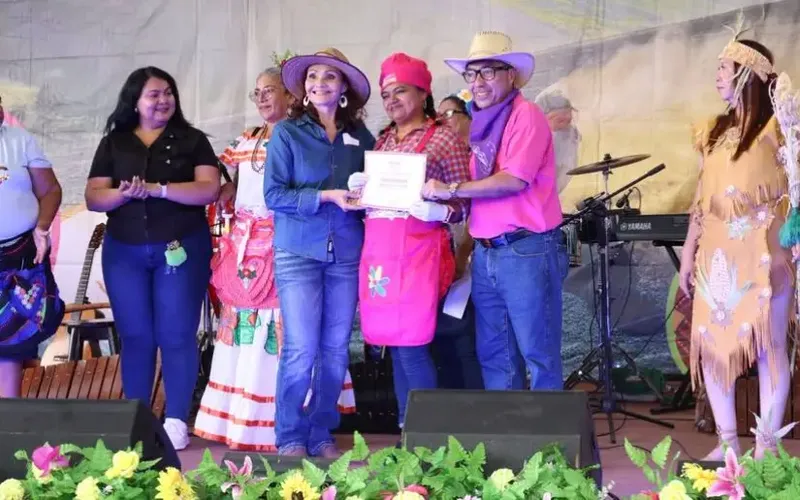 Doña Melania Cruz Palacios gana concurso de la Chicha más Rica de Managua