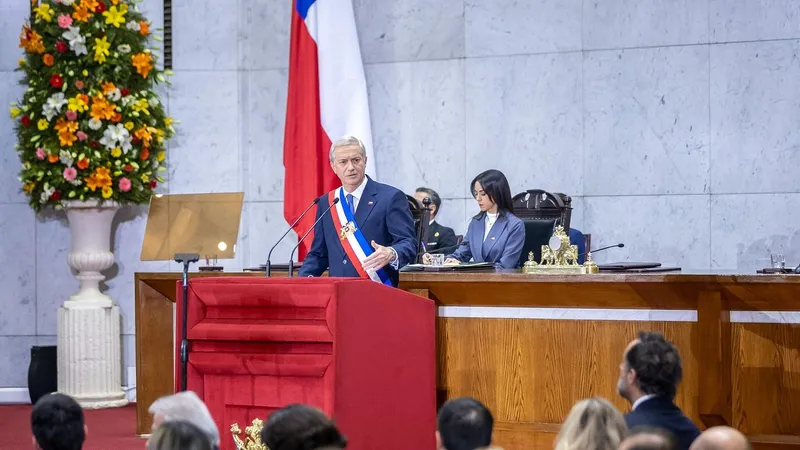 Kast anuncia plan para la expulsión de migrantes de Chile "sin perder de vista la dimensión humana"