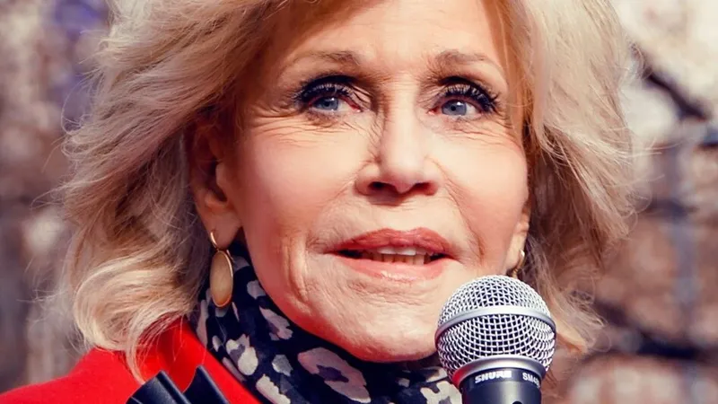 Jane Fonda (88 años): "Estoy acostumbrada a levantarme a las 5:30, así que no pasa nada... excepto dormirme a las 20:00"
