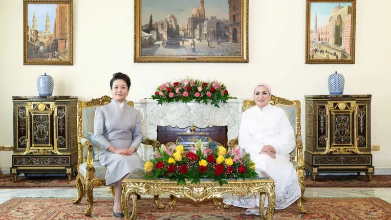 Peng Liyuan se reúne con Entissar Amer, esposa del presidente egipcio, El-Sisi