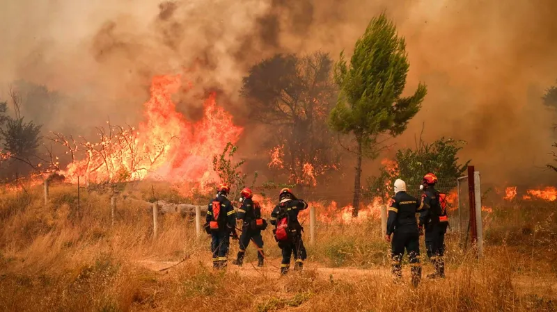 Grecia arde bajo 230 incendios y deja cinco muertos