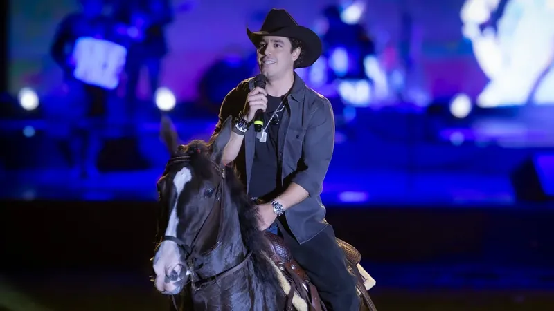 Lalo Capetillo presenta, a caballo, su nuevo concepto musical inspirado en Joan Sebastian: 'Siempre fue mi sueño'