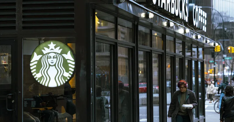 Starbucks niega planes de comprar Chipotle tras un reporte sobre la supuesta operación