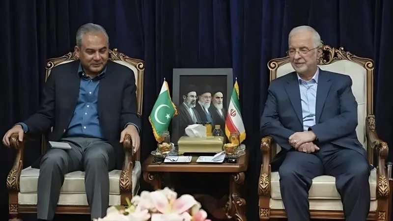 Irán y Pakistán acuerdan facilitar intercambio comercial transfronterizo
