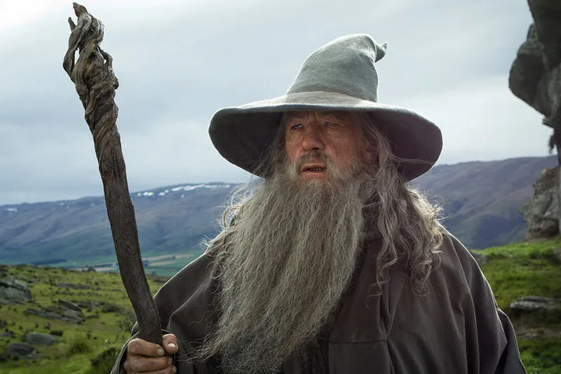 Sir Ian McKellen vuelve a ponerse la barba de Gandalf más de una década después para comenzar el rodaje de la nueva película de El Señor de los Anillos