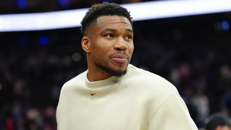 Giannis Antetokounmpo da su sitio a los Bucks