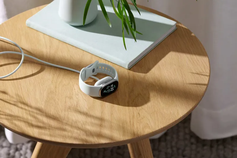 Ya es oficial la Google Fitbit Edge, una nueva pulsera de actividad con pantalla y batería reemplazable que también es compatible con iOS