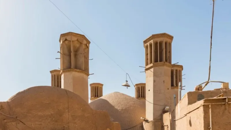 El método persa para combatir el calor no era enfriar más: era construir casas que no se calentaran