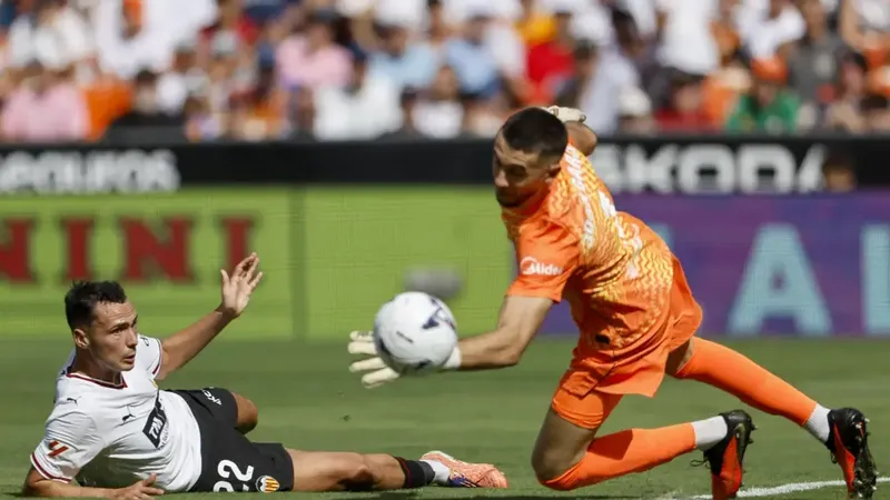Joan Garcia, entre los 10 nominados a 'Mejor Portero' en el Balón de Oro 2026