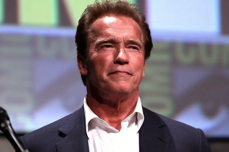Arnold Schwarzenegger lleva 29 años pagando un dólar a Warner Bros para poder quedarse con el mítico objeto de una de sus películas peor valoradas