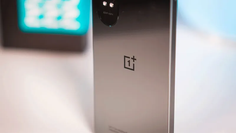 OnePlus ha perdido el norte: la nueva pantalla de su próximo móvil solo dará problemas