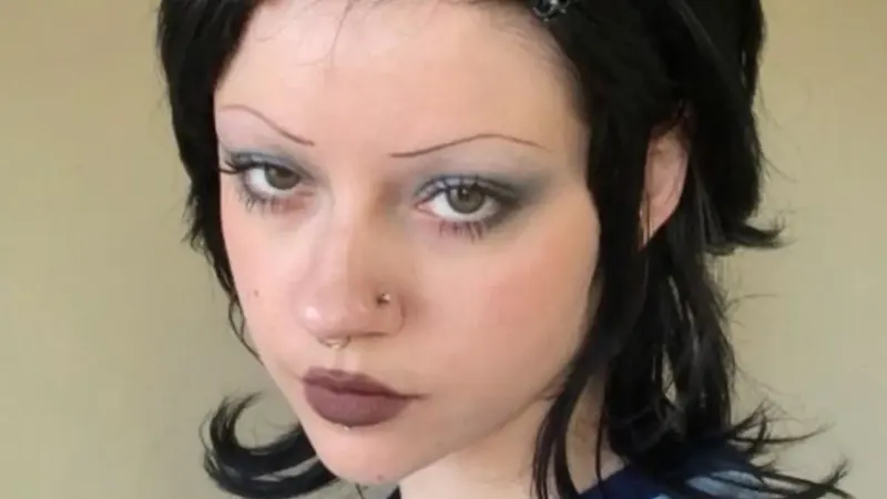 Adiós a las cejas pobladas, regresa la tendencia de cejas delgadas de los 90