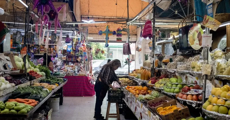 Inflación en México se modera más de lo previsto antes de la decisión de tasa de Banxico
