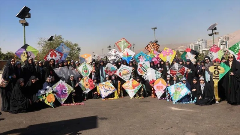 Iraníes vuelan cometas en memoria de los niños mártires de Minab y Gaza
