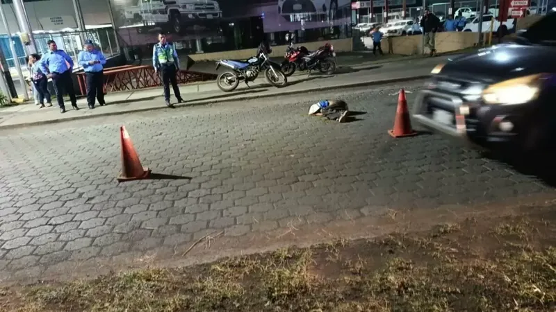 Muere peatón de 47 años al ser impactado por microbús en Managua