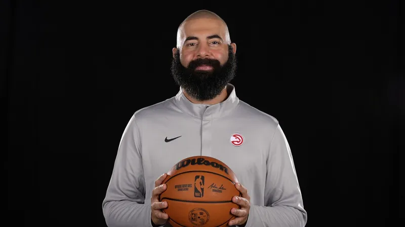 Los Hawks dan las llaves a Onsi Saleh